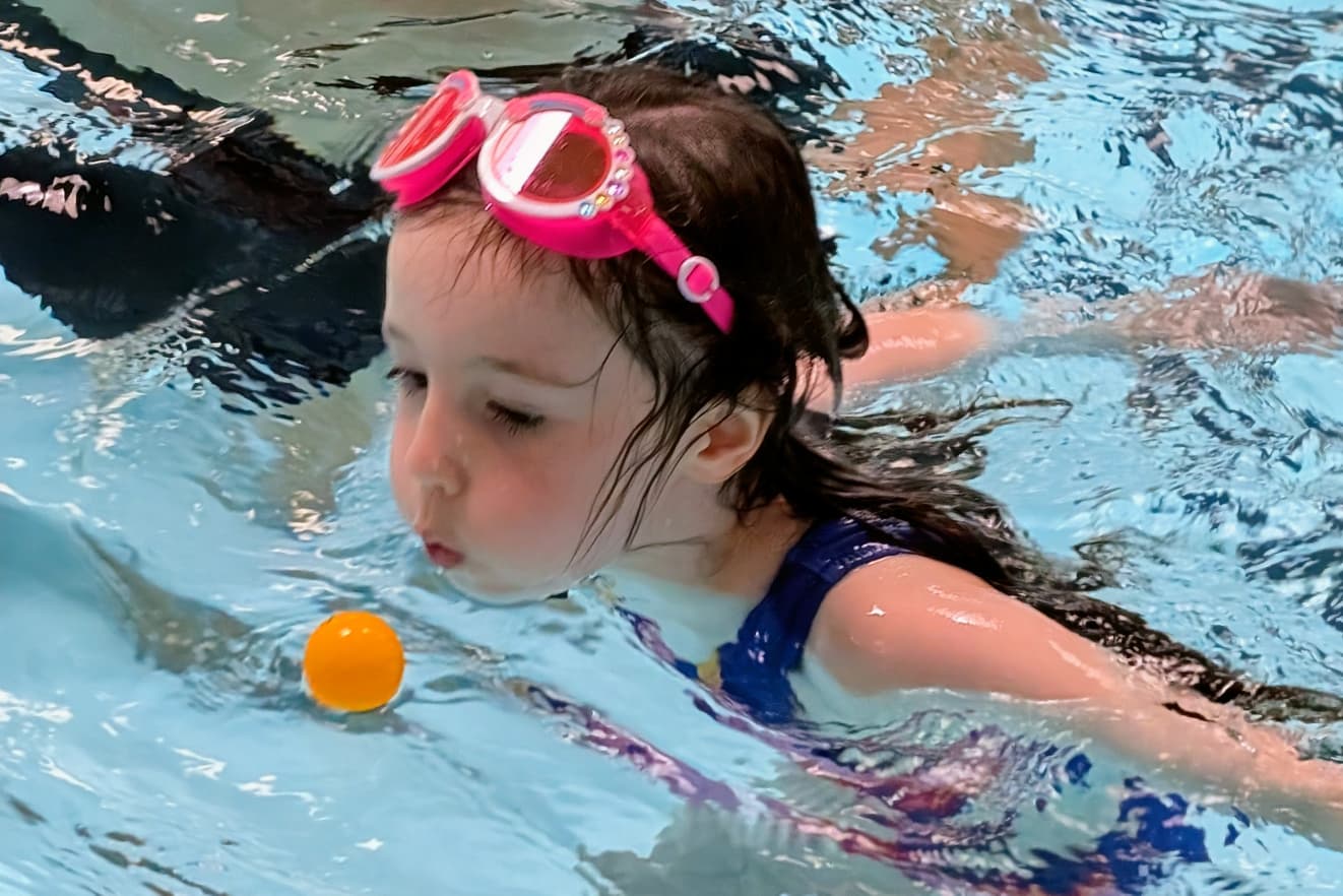 Kids enjoying a swim lesson at Glass Court